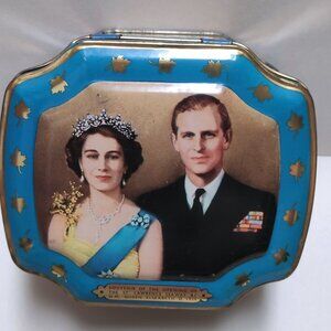 A tin box depicting Queen Elizabeth and King Philip. Оpening of the St. Lawrence